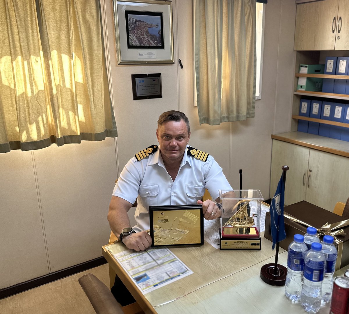 Industry respect + collaboration. Together keeping 🌍 trade moving 💙⚓ #MarlowNavigation managed vessel, Wadi Bani Khalid made first call @ #JebelAli Port marking launch of China–Middle East Gulf Express service! 🚢 Master presented with commemorative plaque 4 new co-operation🙏
