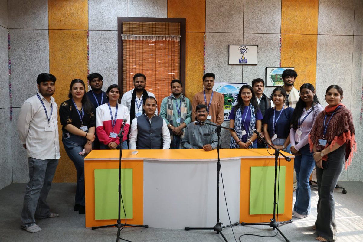 IIMC_India's tweet image. .@IIMC_Amravati परिसर के हिंदी, अंग्रेजी और मराठी पत्रकारिता के विद्यार्थियों ने दिनांक 25 नवंबर, 2025 को #कृषि_विज्ञान_केंद्र, दुर्गापुर, बडनेरा और #साधना_रेडियो का शैक्षणिक भ्रमण किया।

#IndustryVisit #MediaVisit #Media #Journalism #Communication #MediaEducation