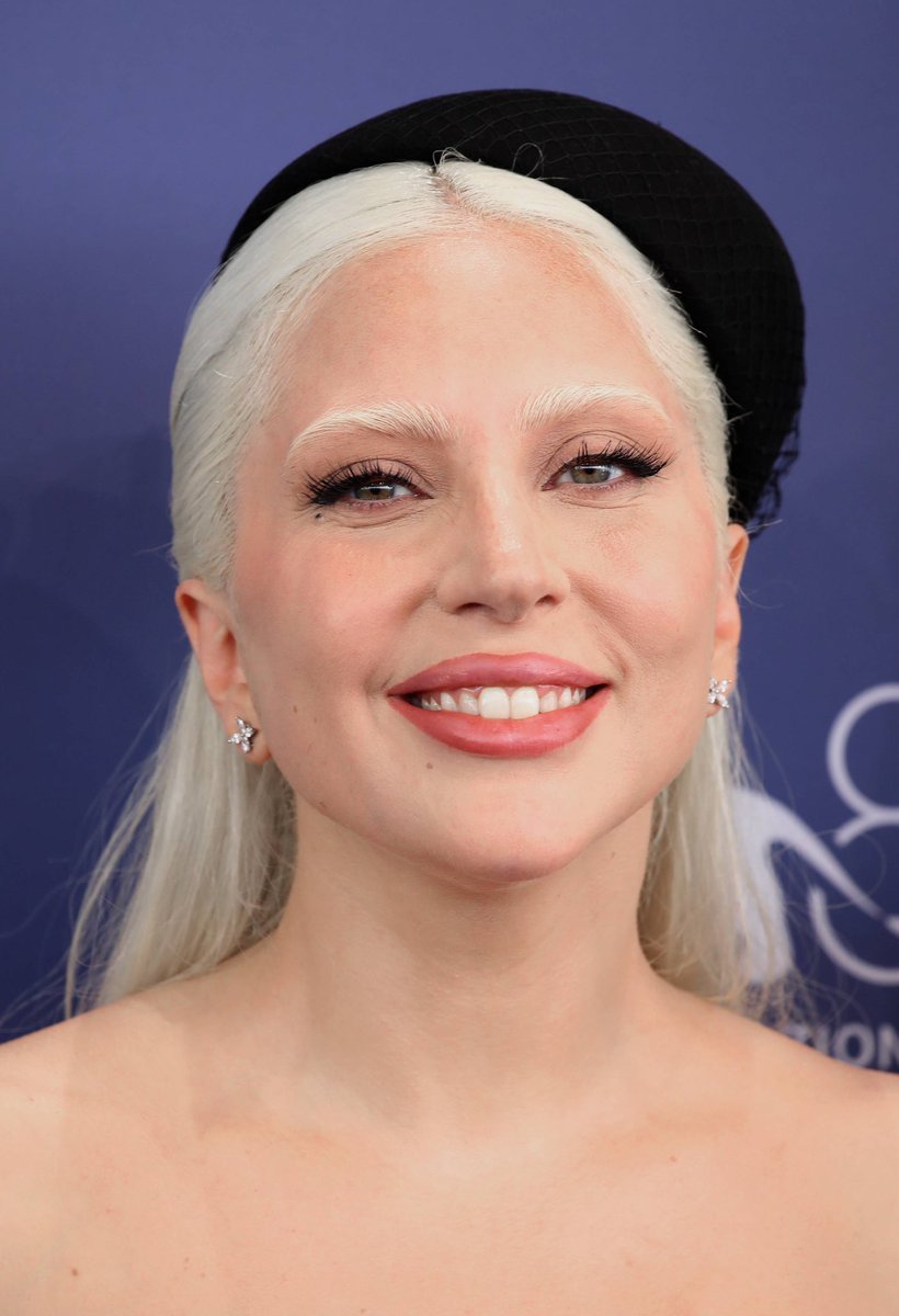 dudaoliveiirac's tweet image. o cabelo e sobrancelha retocados, os cílios pretinhos, linda linda