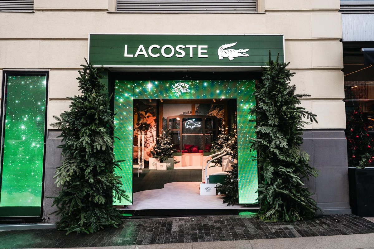 Lacoste ha llevado el marketing inmersivo un paso más allá. El número 46 de Gran Vía se ha transformado en un auténtico espacio après-ski: un chalet alpino, con un simulador para bajar pistas, un fotomatón... Activaciones pensadas para generar engagement real.