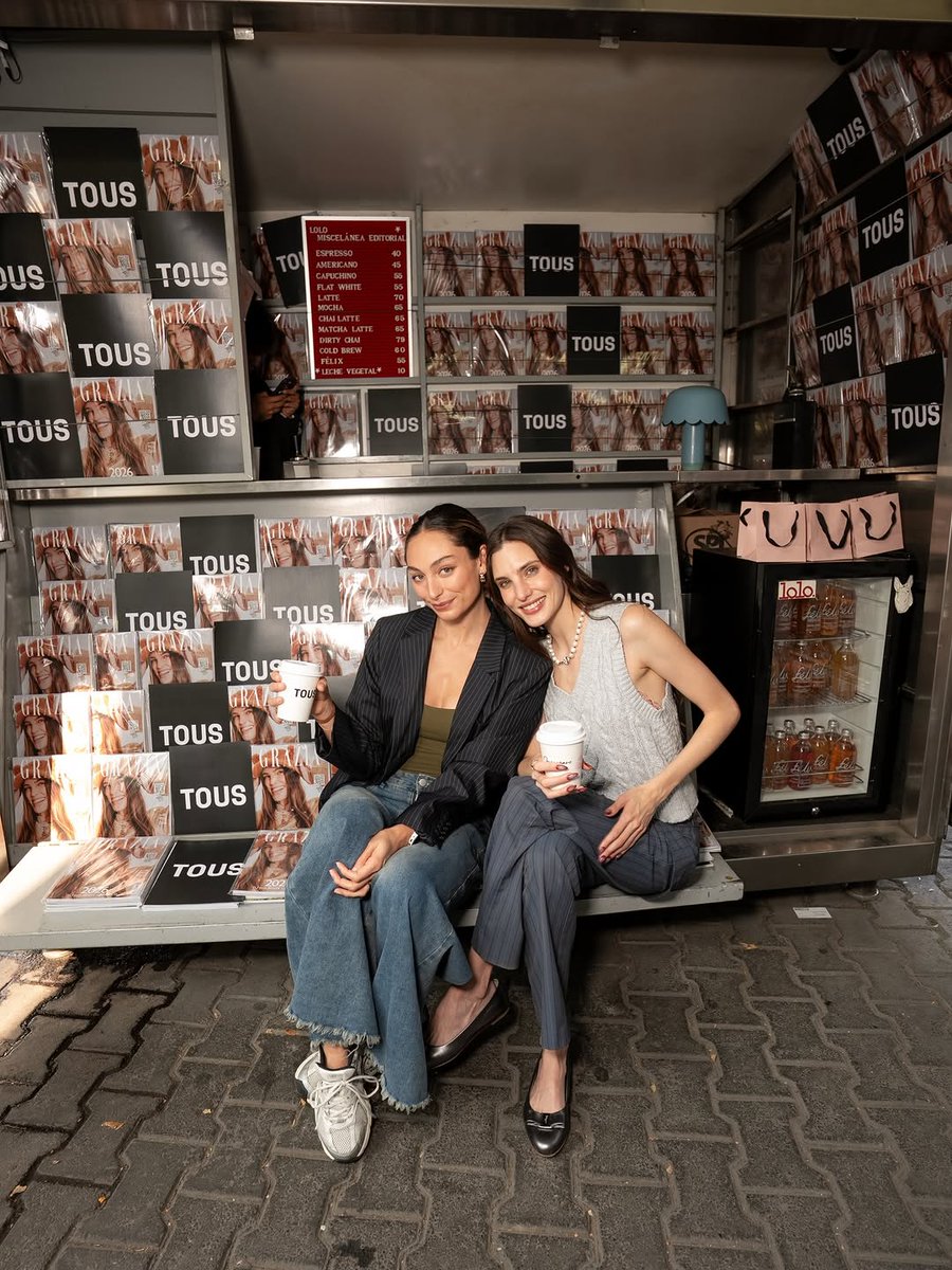 Via IG de Andrea Jelwen junto a mi preciosa idola en su stand de Tous!!!!
#MacaAchaga
<a href="/macabeso/">Macabeso 🍰</a> 
Toooo much semana movidita y feliz para el fandom!!!!