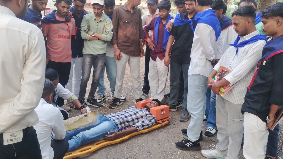 DistrictDahod's tweet photo. યુવા આપદા મિત્ર જિલ્લા નવસારી - 14, તાપી-6 ભરુચ-6 ભાઈઓ/બહેનોને તાલીમ અંતર્ગત તા 28/11/2025 ના રોજ 108 ની કાર્યપ્રણાલી તથા પ્રાથમિક સુવિધાઓ વિશે જાણકારી આપી @infodahodgog  @CollectorDahod https://t.co/vfSpjztEdu