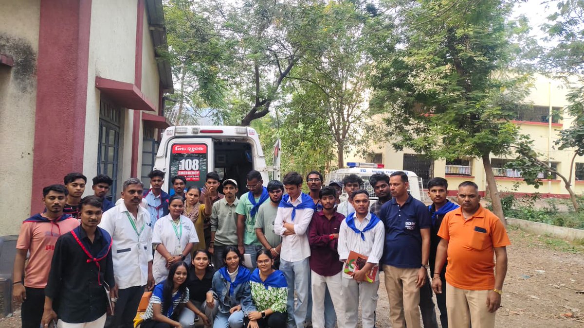 DistrictDahod's tweet photo. યુવા આપદા મિત્ર જિલ્લા નવસારી - 14, તાપી-6 ભરુચ-6 ભાઈઓ/બહેનોને તાલીમ અંતર્ગત તા 28/11/2025 ના રોજ 108 ની કાર્યપ્રણાલી તથા પ્રાથમિક સુવિધાઓ વિશે જાણકારી આપી @infodahodgog  @CollectorDahod https://t.co/vfSpjztEdu