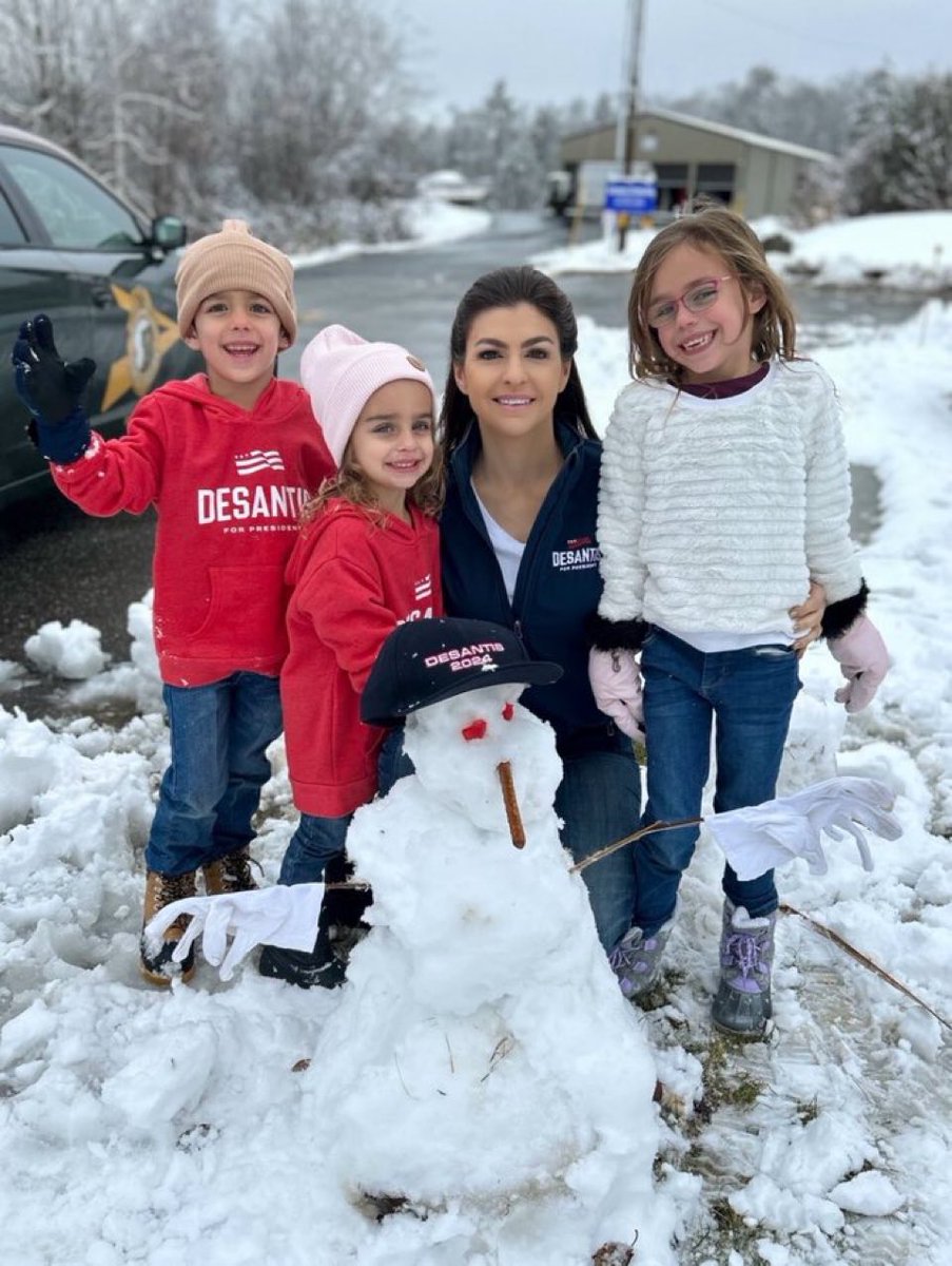 CryptidPolitics's tweet image. I look forward to the DeSantis family’s first Christmas in the White House.