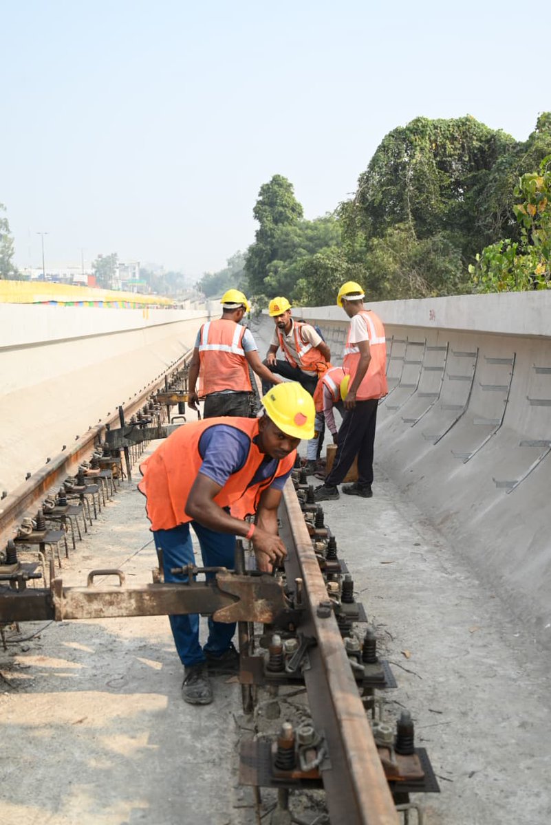 OfficialUPMetro's tweet photo. Track welding from RBS Ramp to Mankameshwar Metro Station is complete — 50% of the underground stretch is ready.
With 6 km of track laid and system works underway, UPMRC is rapidly pushing toward a world-class metro for Agra.
#AgraMetro #UPMRC #UPMetro #MetroProgress https://t.co/uufR8R1qZw