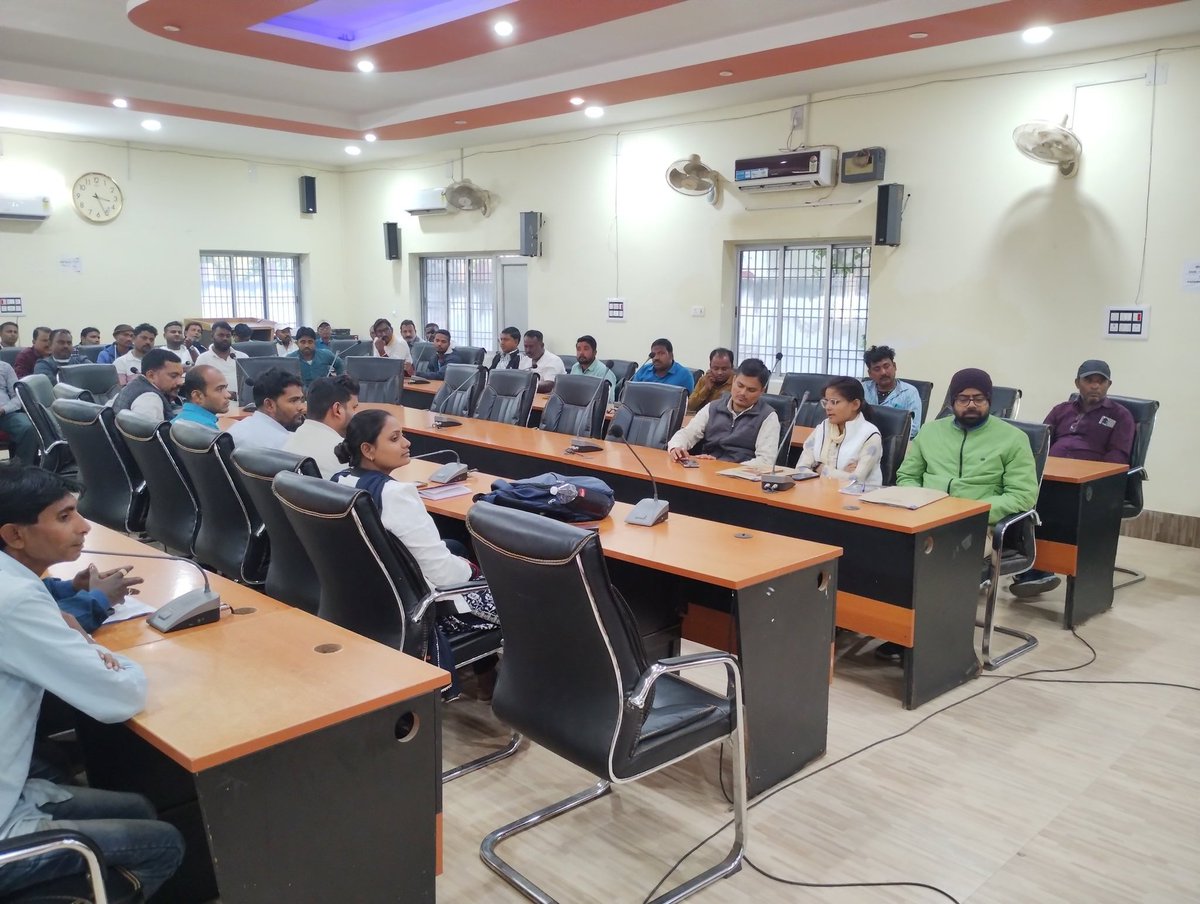 आज माननीय महापौर की अध्यक्षता में शहर की स्वच्छता पर समीक्षा बैठक हुई, जिसमें कई लापरवाहियाँ सामने आईं। 
नगर आयुक्त द्वारा संबंधित सफाई अधीक्षक पर कार्रवाई/दंड की प्रक्रिया शुरू करने के निर्देश दिए गए।
अखबारों एवं सोशल मीडिया पर प्राप्त शिकायतों का भी संज्ञान लिया गया।