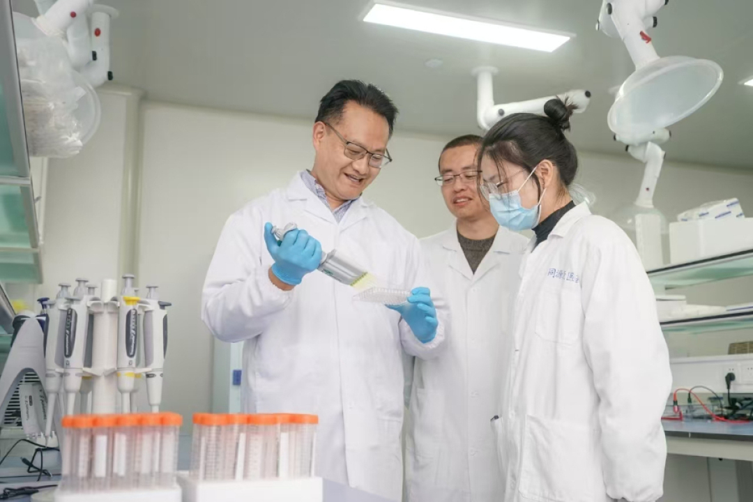 sueshi96612585's tweet image. #Huzhou&apos;s R&amp;amp;D investment hit ¥14.73B in 2024, up 8% YoY with intensity at 3.50% GDP, ranking 3rd in Zhejiang. 90%+ R&amp;amp;D funding from enterprises, with 2071 high-tech firms. Strong innovation ecosystem driving growth. #Innovation #TechDevelopment 🔬🚀