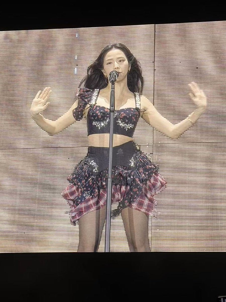 JISOO new outfit for her solo in Singapore day 1
