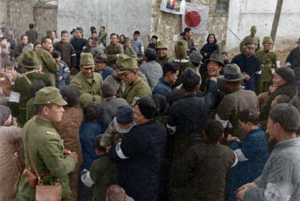 こちらは『南京大虐殺』の最中5日目に当たる写真をカラー化したものです

日本軍は南京で中国の民衆にお菓子やタバコまで配り中国人さんも笑っています
(´・ω・｀)