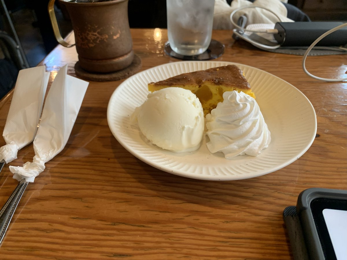 今日の仕事帰りに町田ノイズに寄って、かぼちゃのチーズケーキを食べたんですけど、となりの座席に座った女性2人組も、かぼちゃのチーズケーキを食べており、「美味しいね」と声を合わせていました。