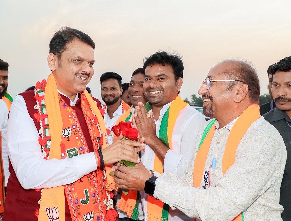 Devendra_Office's tweet image. 🔸CM Devendra Fadnavis arrives at Yavatmal.
🔸मुख्यमंत्री देवेंद्र फडणवीस यांचे यवतमाळ येथे आगमन.
🔸मुख्यमंत्री देवेंद्र फडणवीस इनका यवतमाल में आगमन। 

🕠 5.40pm | 28-11-2025 📍Yavatmal | संध्या. ५.४० वा. | २८-११-२०२५📍यवतमाळ.

@Dev_Fadnavis 
#Maharashtra #DevendraFadnavis…