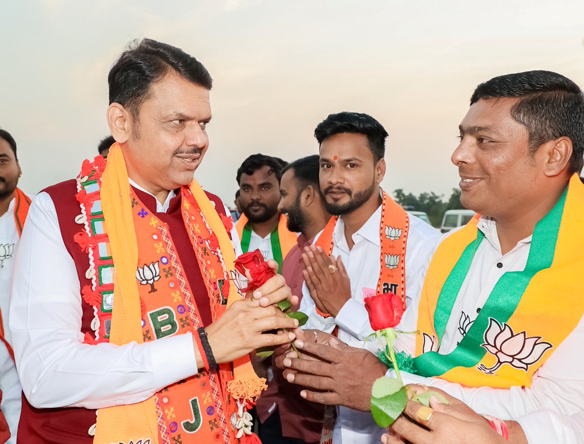 Devendra_Office's tweet image. 🔸CM Devendra Fadnavis arrives at Yavatmal.
🔸मुख्यमंत्री देवेंद्र फडणवीस यांचे यवतमाळ येथे आगमन.
🔸मुख्यमंत्री देवेंद्र फडणवीस इनका यवतमाल में आगमन। 

🕠 5.40pm | 28-11-2025 📍Yavatmal | संध्या. ५.४० वा. | २८-११-२०२५📍यवतमाळ.

@Dev_Fadnavis 
#Maharashtra #DevendraFadnavis…