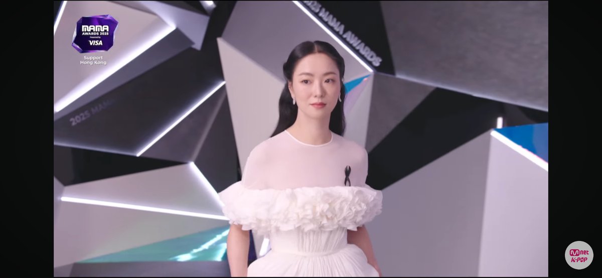 yeobeeniie89's tweet photo. Omg jeon yeobeen just stepped out as an award presenter at the 2025 mama awards  day 1 and I swear my soul left my body she looks absolutely breathtaking https://t.co/YhZWOW2R51