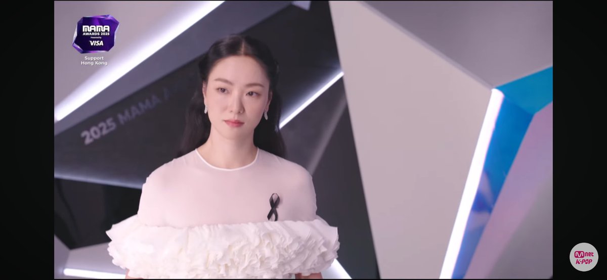 yeobeeniie89's tweet photo. Omg jeon yeobeen just stepped out as an award presenter at the 2025 mama awards  day 1 and I swear my soul left my body she looks absolutely breathtaking https://t.co/YhZWOW2R51