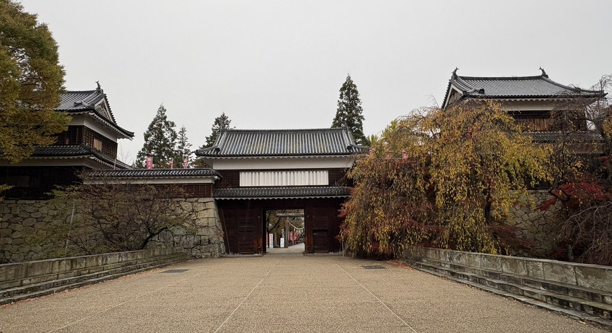 tsuyoyon's tweet image. #11月を写真4枚で振り返る
①松本城
②上田城
③小諸城
④龍岡城
繁忙期中の土日休み、帰ってからの揺り戻しがえらいことになってますが、後悔も反省もしていません🤣