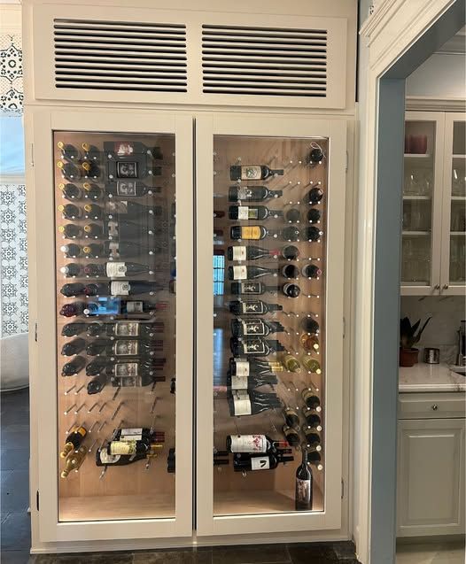 Another refined installation completed in Tampa, FL.
This custom built-in features VintageView Vino Pins and Vino Rails, creating a clean, label-forward display that blends seamlessly into the homeowner’s kitchen layout.
Design: Grandeur Cellars
vintageview.co.uk/vino-series/