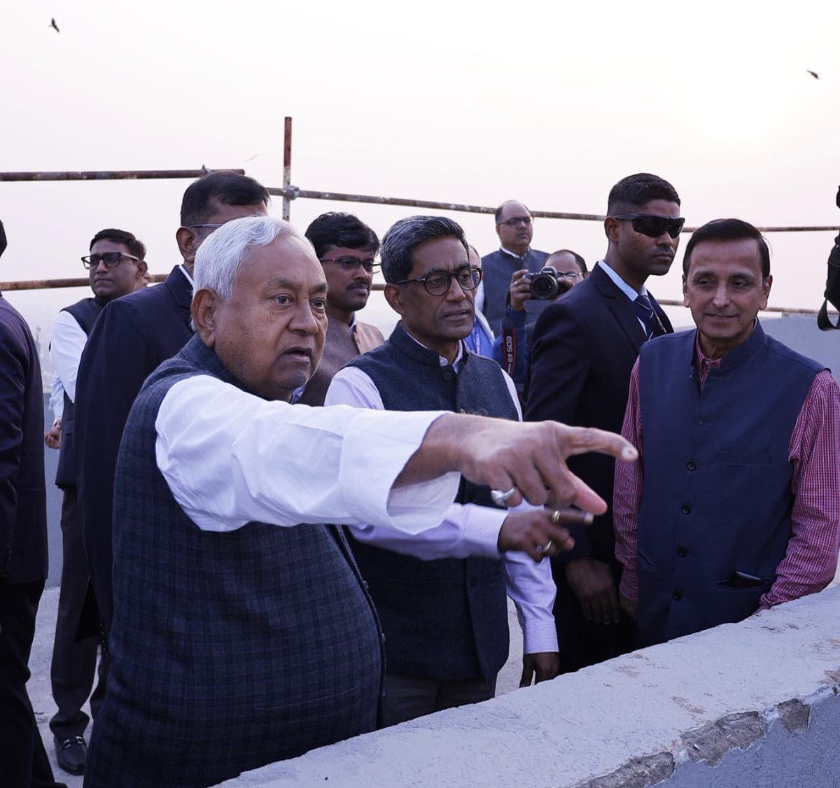 NitishKumar's tweet image. आज पटना चिकित्सा महाविद्यालय एवं अस्पताल (पी॰एम॰सी॰एच॰) का निरीक्षण किया। पी॰एम॰सी॰एच॰ का पुनर्विकास किया जा रहा है तथा इसे नए रूप में लोगों की सेवा के लिए तैयार किया जा रहा है। यहां कई प्रकार की अत्याधुनिक सुविधाएं उपलब्ध कराई गई हैं। पुनर्विकास कार्य पूर्ण हो जाने पर 5462 बेड…