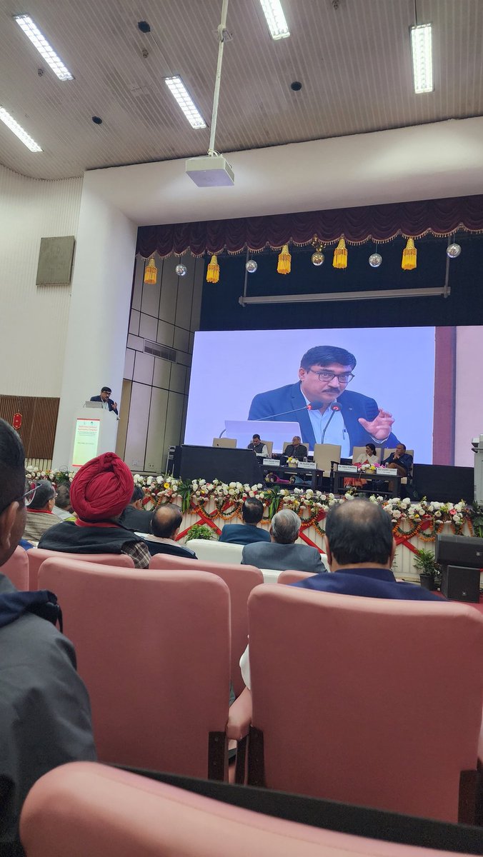 CropsInformati1's tweet photo. it was great time to attend 6th International Agronomy Congress 2025. A presentation of farmer innovations was a veluable part. #icar #pusa #agronomy #congress #2025 https://t.co/rh28h5Zuf7