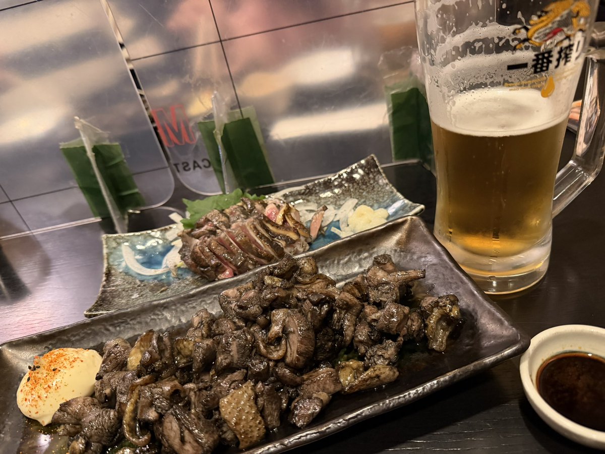 hihigadon's tweet image. 鹿児島名物、大安のもも焼きと鳥刺し
絶対ビールに合うやつ

今週もお疲れさまでした👿