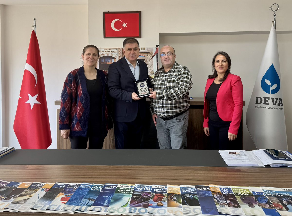 Emeklilikte Adalet Derneği İzmir temsilcilerimiz, geçtiğimiz hafta İzmir’de düzenledikleri mitinge katılımımız ve desteğimiz için bizlere teşekkür ziyaretinde bulundular.

1 güne 17–20 yıl eklenen bu büyük adaletsizliğe karşı verdikleri kararlı mücadele, aslında toplumun her