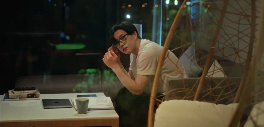 sincerelyshiori's tweet image. Bever in glasses is my weakness, and now they make Tonfah wear glasses 😭😭😭 just kill meeee

#BesideTheSkyTrailer
#FoureverYouProjectPart2
#bbverpj @bbverpj