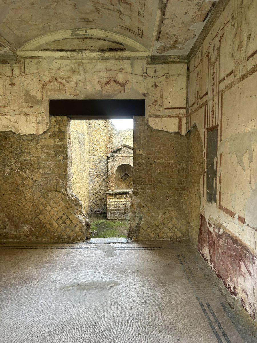 No em vull fer pesada, que ho miri només qui hi estigui interessat. Però és que és tot tan apassionant! Ercolano, l’altra meravella. <a href="/sempre_mariner/">vent blau 〰️</a>