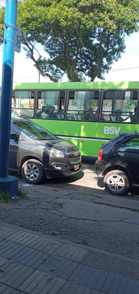 claudiatimo's tweet photo. La imagen que se repite todos los dias .... parada sin refugio .... autos mal  estacionados ... 
@CiudadSMT  Av Colón y Lavalle. https://t.co/Gt6RxsFw8F