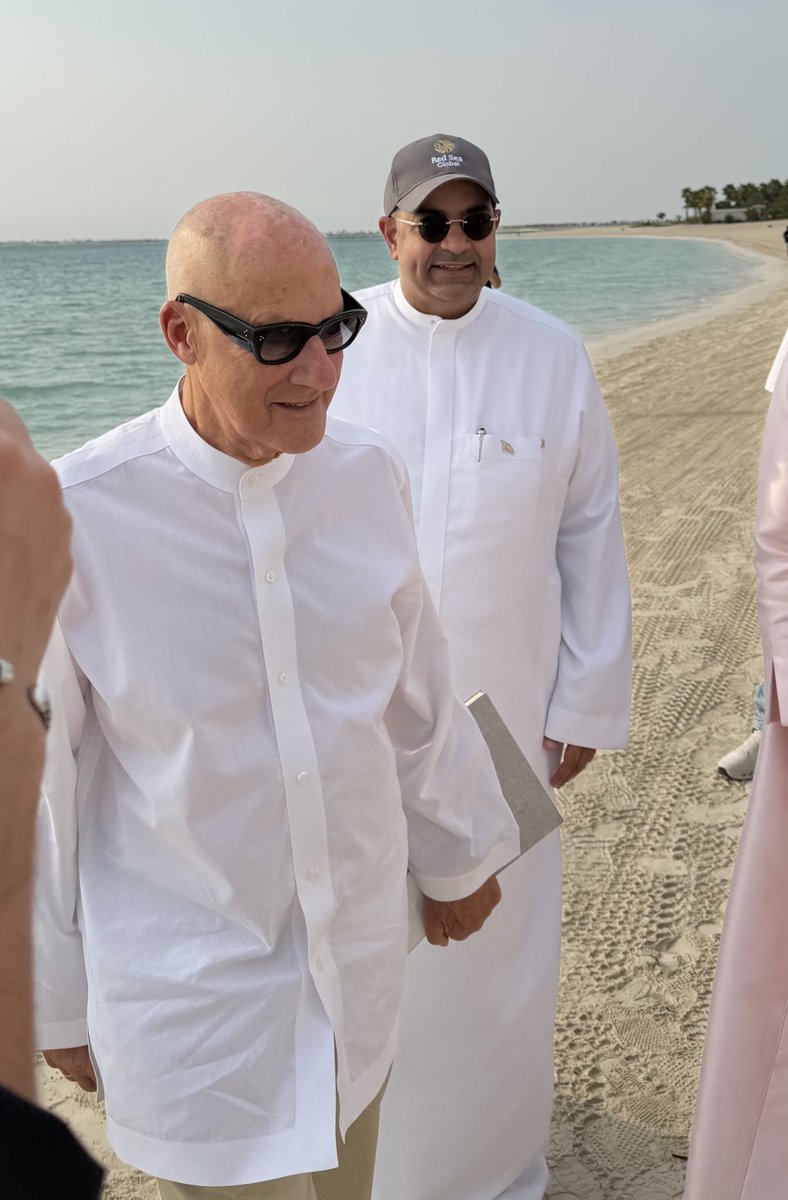 فوستر عظيم 

هذا راي ولي العهد في المصمم العالمي فوستر 

واليوم فوستر في البحر الاحمر " شارك في تصميم بعض مناطق البحر الاحمر " - 

الواقع مثل التصاميم واحلى