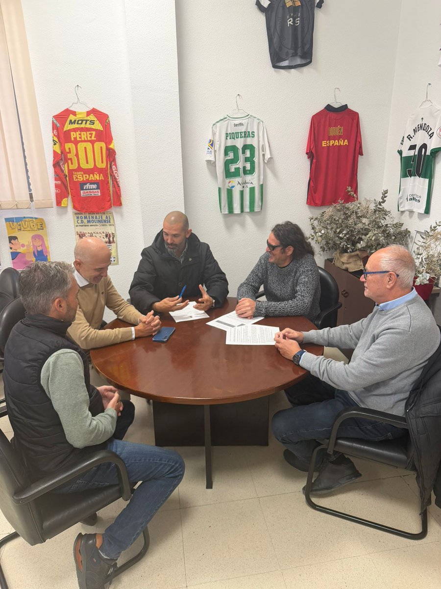 🤝 Ayer, el edil de Deportes del <a href="/AytMolinaSegura/">Ayuntamiento de Molina Segura</a> , <a href="/Carlos1Perello/">Carlos Alberto Perelló Garay</a> , recibió al presidente de <a href="/agesdemur/">AGESDE REGION DE MURCIA</a> , José Luis Lozano Pérez.

💪 Encuentro para comenzar a preparar una Jornada Técnica de Gestión Deportiva en Molina de Segura.
#molinadesegura #conservadeldeporte