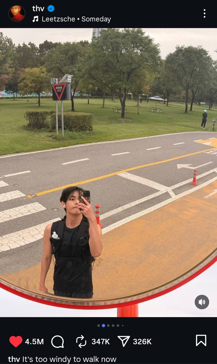 Namu_kn_bts_7's tweet image. #V #thv #BTS #ARMY
Kim taehung&apos;s IG post 
Caption: it is too windy to walk now.