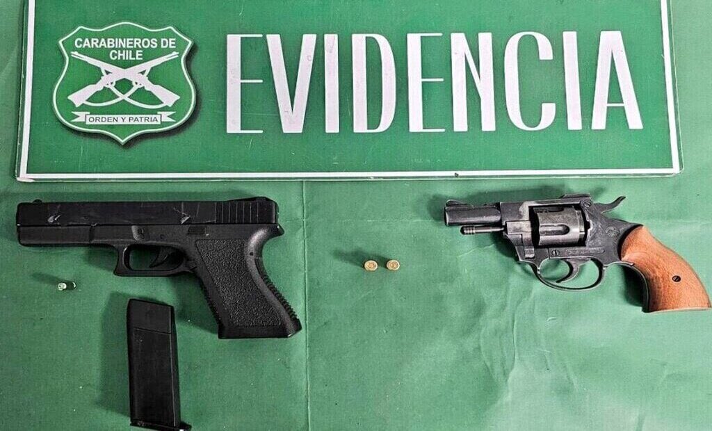 antofagastaonline.cl/post/detienen-…

#Policial | Detienen a dos menores por portar armas a fogueo y balines en campamento Vista Hermosa de Antofagasta

Los adolescentes de 14 y 15 años fueron sorprendidos con armamento similar al real tras denuncia por disparos en la vía pública.