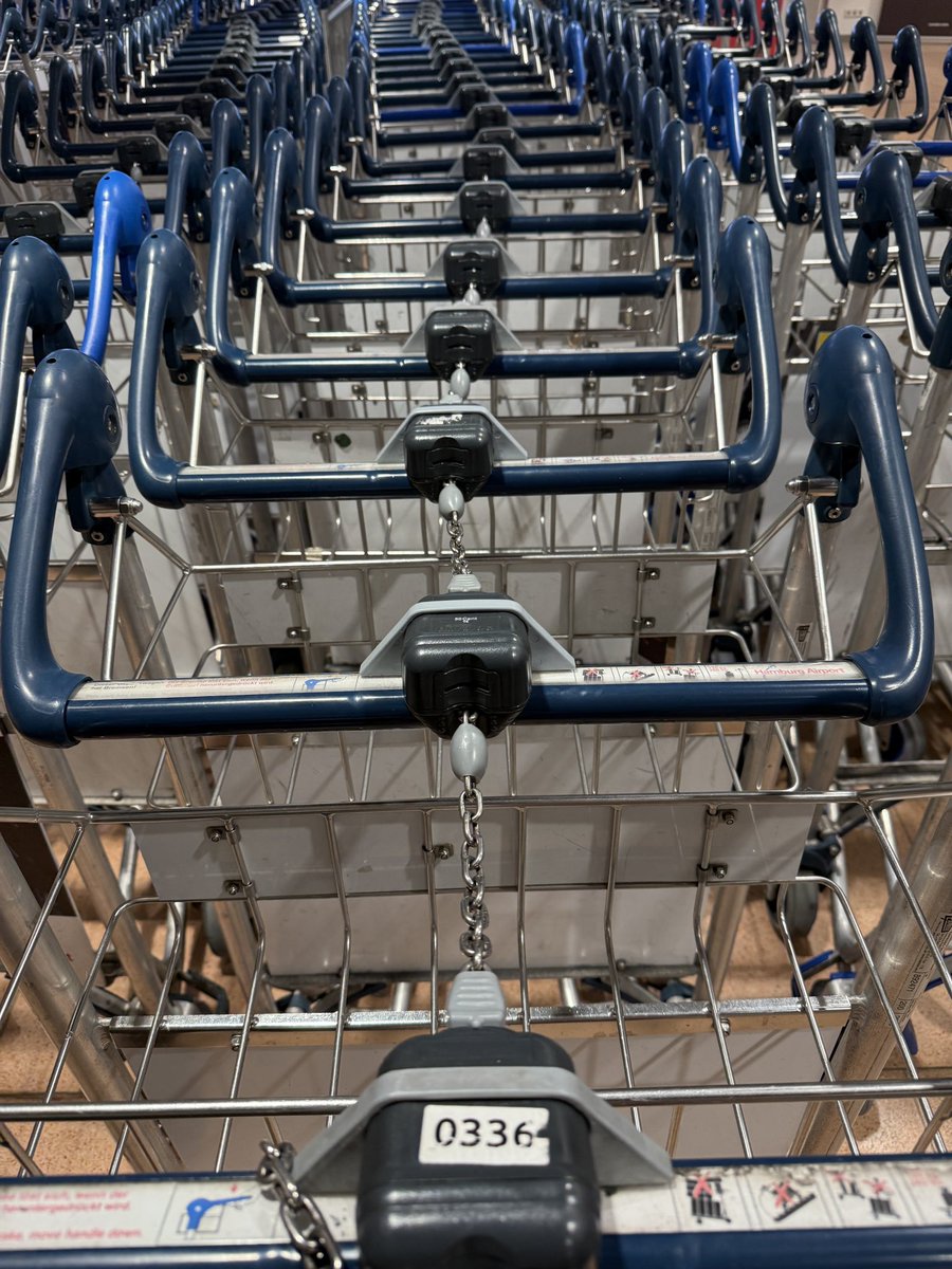 Il n'y a qu'en Allemagne, putain, qu'à la sortie de l'avion, il faut avoir une pièce d'un euro sous la main pour ne pas