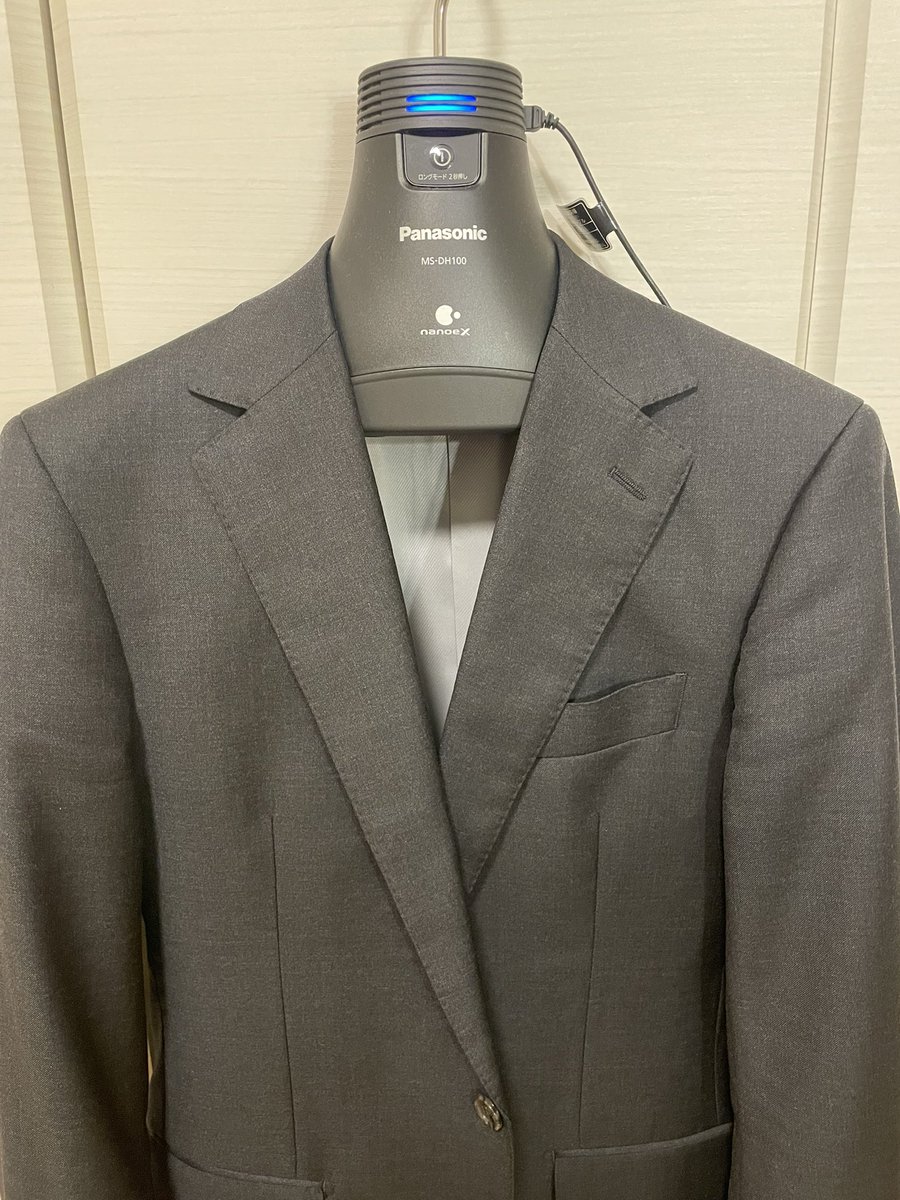 何度でも言う。
脱臭ハンガーは絶対買った方がいい。
タバコ、焼肉、汗臭、意外と匂いって残ってる。
これは本当にオススメ。