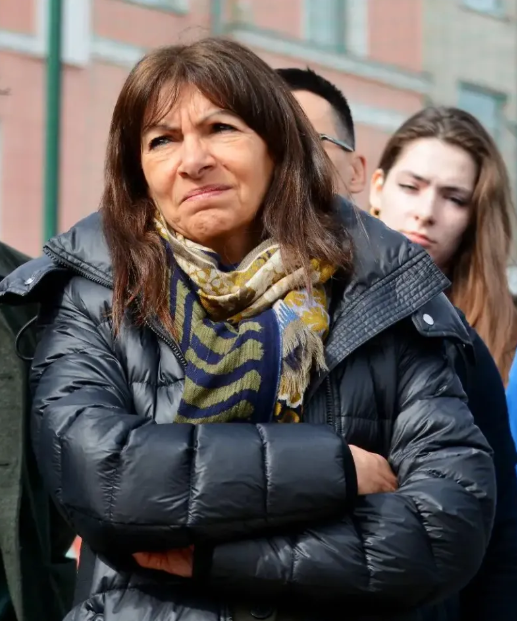 mtwit75's tweet image. #AnneHidalgo a démis de ses fonctions la secrétaire générale adjointe en charge du périscolaire. La maire de Paris était &quot;furieuse qu&apos;un animateur suspecté [d&apos;agression sexuelle] dans une école puisse être réintégré dans une autre quelques semaines plus tard&quot;.…