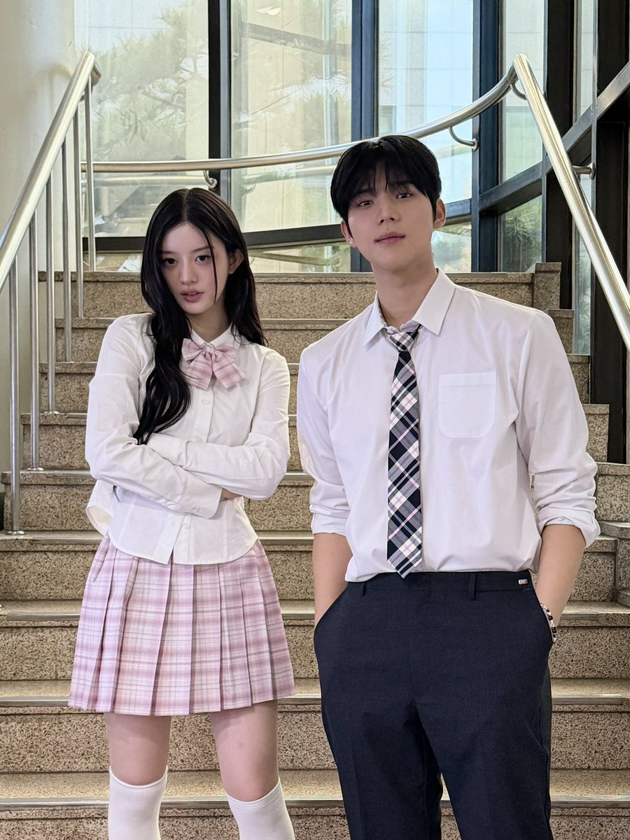 KBSMusicBank's tweet photo. 기억해 복도에서 떠들다 같이 혼나던 우리 둘 🎵
기억 조작 하는 비주얼 💕 https://t.co/6jCCIvkH3j