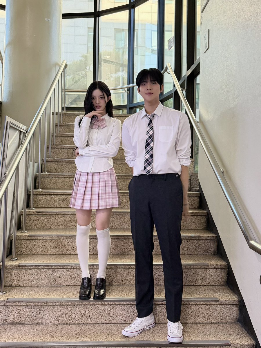 KBSMusicBank's tweet photo. 기억해 복도에서 떠들다 같이 혼나던 우리 둘 🎵
기억 조작 하는 비주얼 💕 https://t.co/6jCCIvkH3j