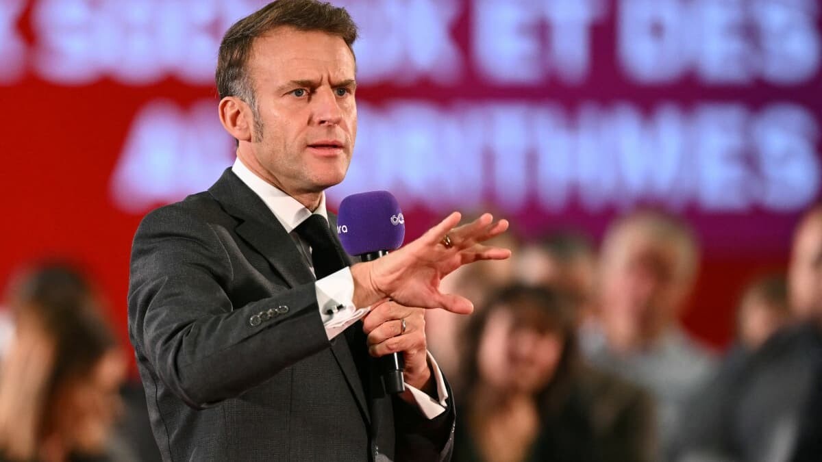 BFMTV's tweet photo. "Ça vous mine": Emmanuel Macron revient sur la fake news qui a visé Brigitte Macron et plaide pour durcir la loi contre le cyberharcèlement
https://t.co/x9JjdsyYgP https://t.co/z6e8nq9vSq