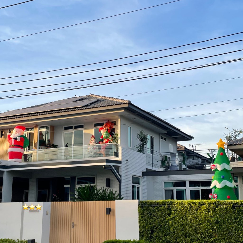 iamkappucino's tweet image. เจอบ้านซานต้าเป่าลมยังพอทน เจอบ้านต้นสนสดกุพอเลย ยอมแล้วค้าบพี่ๆ 🥹🙏🏻