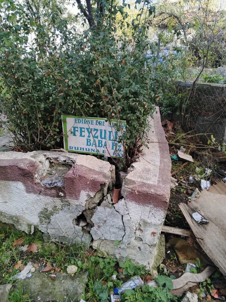 kethuda_cihan's tweet photo. @EdirneBel @edirne_valiligi sayın etkili ve ilgili merceklere duyururlur ben İstanbul'dan Edirne'de ziyaret etmek için türbe ziyaretlerine gittik ama neyazikki mubareklerimize kimse sahip çıkmamış ilgilenilirse çok memnunum oluruz https://t.co/cPVztCtGaJ