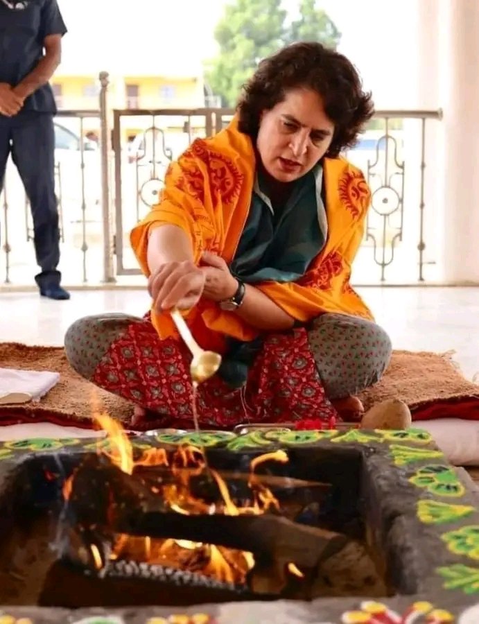 स्क्रॉल कर रहा था तो ये फोटो मुझे दिख गई।

अब इस फोटो में क्या क्या गलती है वो आप सब बता देना।
1. क्या सनातन धर्म में महिला घृत आहुति डाल सकती है?
2. क्या बिना पति के महिला पूजन अनुष्ठान पर बैठने का सोच भी सकती है?
3. क्या महिला सिर पर कपड़े रखे बगैर पूजा कर सकती है?
4. इस