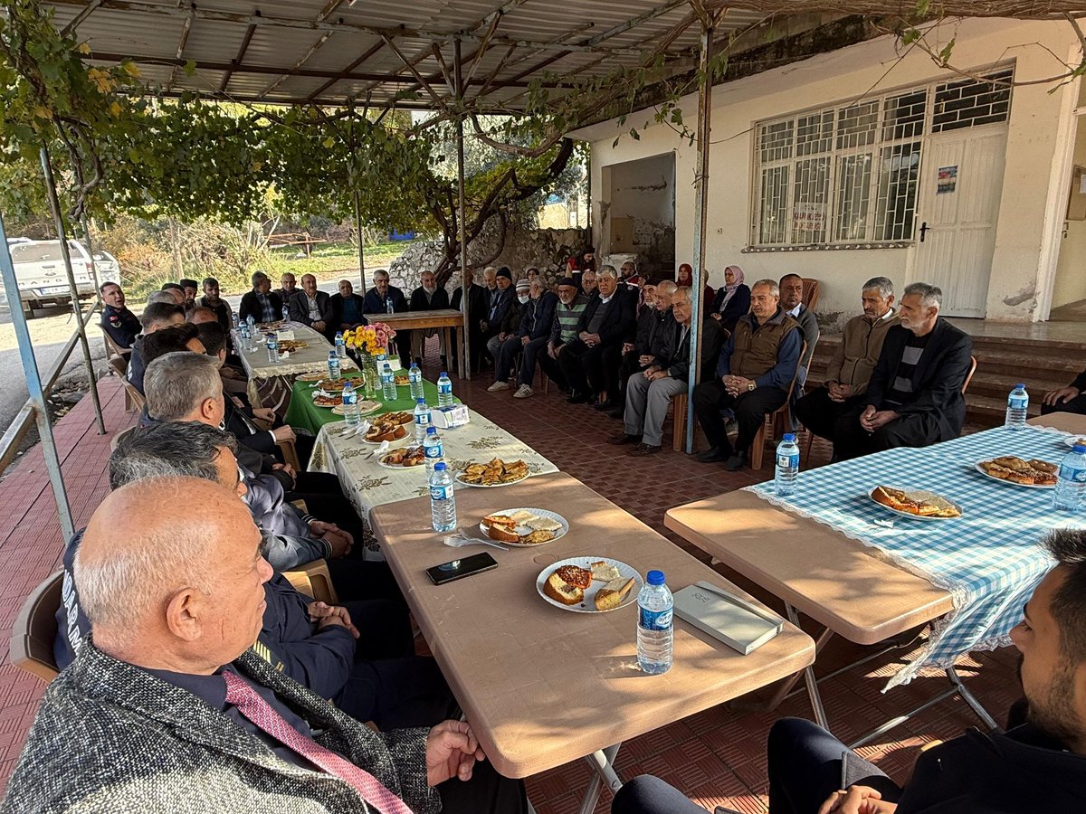 Kaymakamımız Sayın Hüseyin BÜTÜNER, ilçe protokolüyle birlikte Kalecik Köyü’nde cuma namazının ardından vatandaşlarımızla bir araya geldi.
Köy meydanında gerçekleştirilen buluşmada vatandaşlarımızın talep ve önerilerini dinledi.