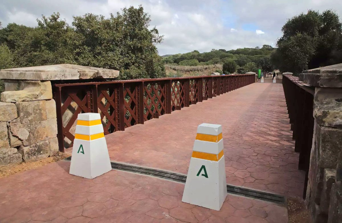 Inaugurado el rehabilitado Puente de Hierro sobre el río Palmones en Los Barrios #Cádiz. Cofinanciado por #NextGenerationEU que recupera este puente del siglo XIX para uso peatonal y ciclista, conectando Eurovelo 8 con el Corredor Verde Dos Bahías🚴‍♂️ <a href="/AndaluciaJunta/">Junta de Andalucía</a> <a href="/MedioAmbAND/">Consejería de Sostenibilidad y Medio Ambiente</a>