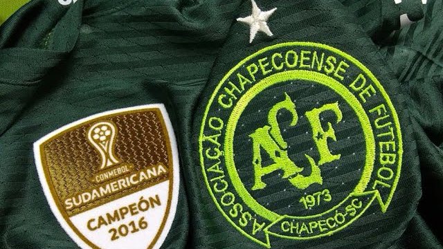 eiguioliveira's tweet photo. Neste dia. O mundo do futebol parava por inteiro. Heróis do mundo! 🏆
#Chapecoense #ForcaChape https://t.co/H2Tk6wl40O