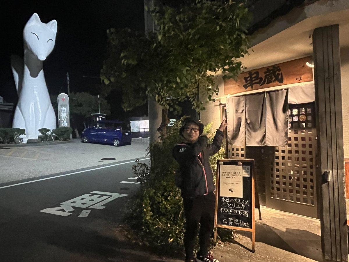 4年ぶりに友達ときたよ。出会って不思議だね。4年前と同じ席🤣友達も