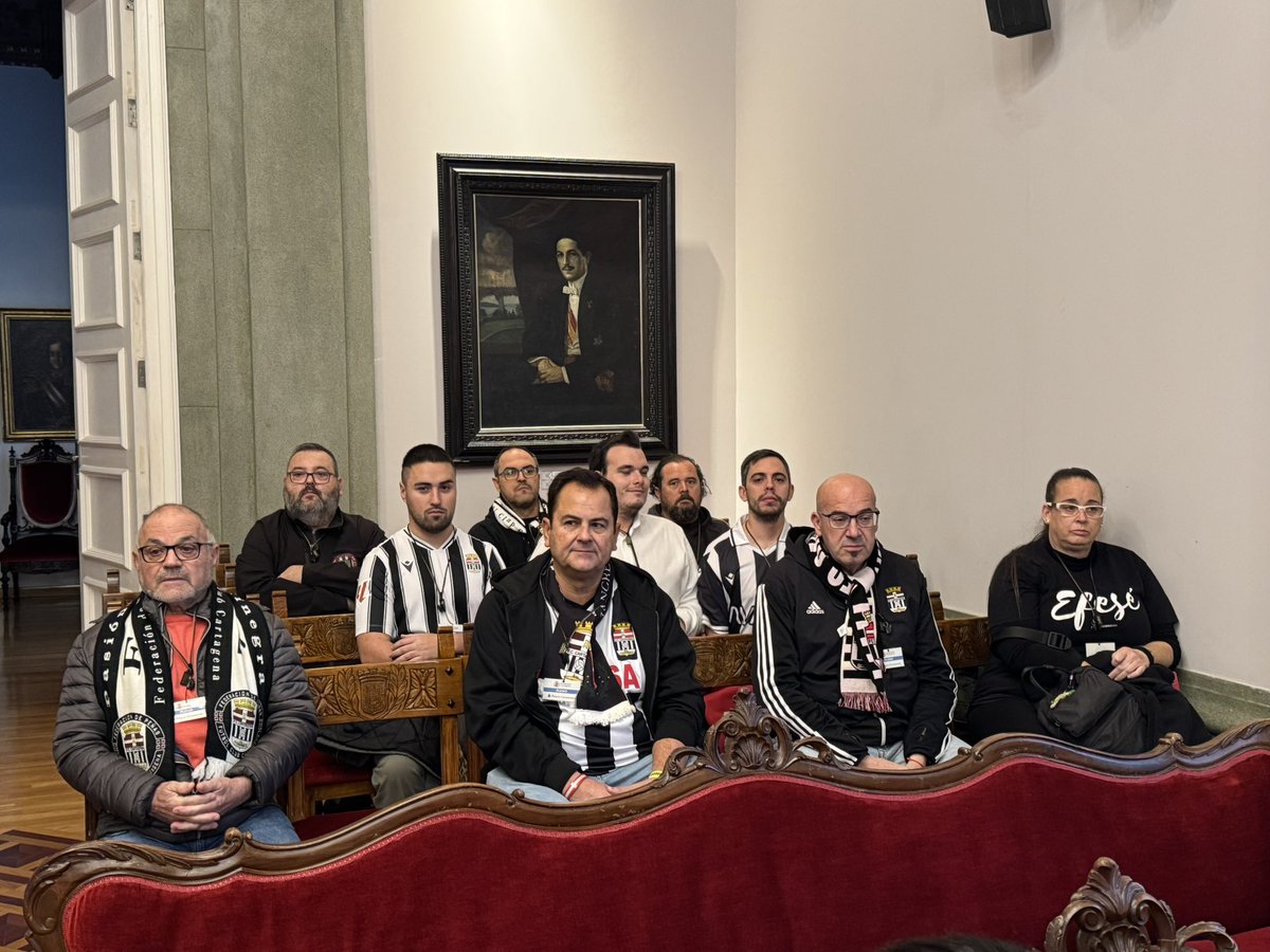 Somos los irreductibles que no dejaremos nuestro escudo caer.

PUTA MURCIA Y EFESÉ SIEMPRE.