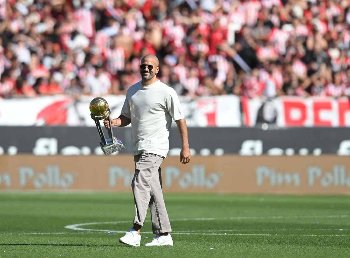 #EDLP | "No me interesa ser presidente de la AFA. Me interesa mejorar al fútbol argentino. Defiendo a mi club y no voy a dejar que nos lleven por delante. ¿Falta de respeto el pasillo? Falta de respeto es que un dirigente amenace a un club".

Juan Sebastián Verón.