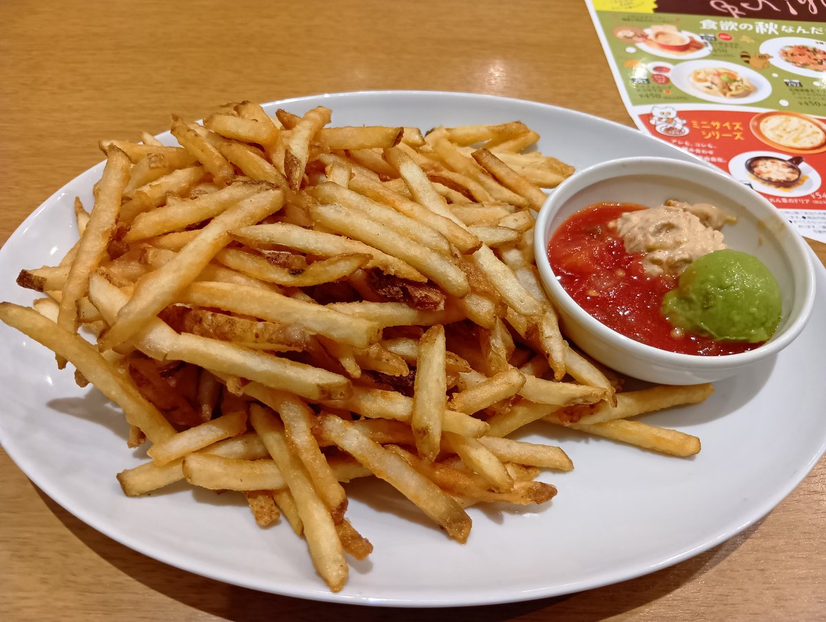 COCOS_MASTER's tweet image. 金曜夜は当然ｵﾝｺｰﾙでもｼｺﾞｵﾜｺｺｽ、かましましょう✋😅
唯いつ空いてたのがいつもの席だったんだとか✋😅