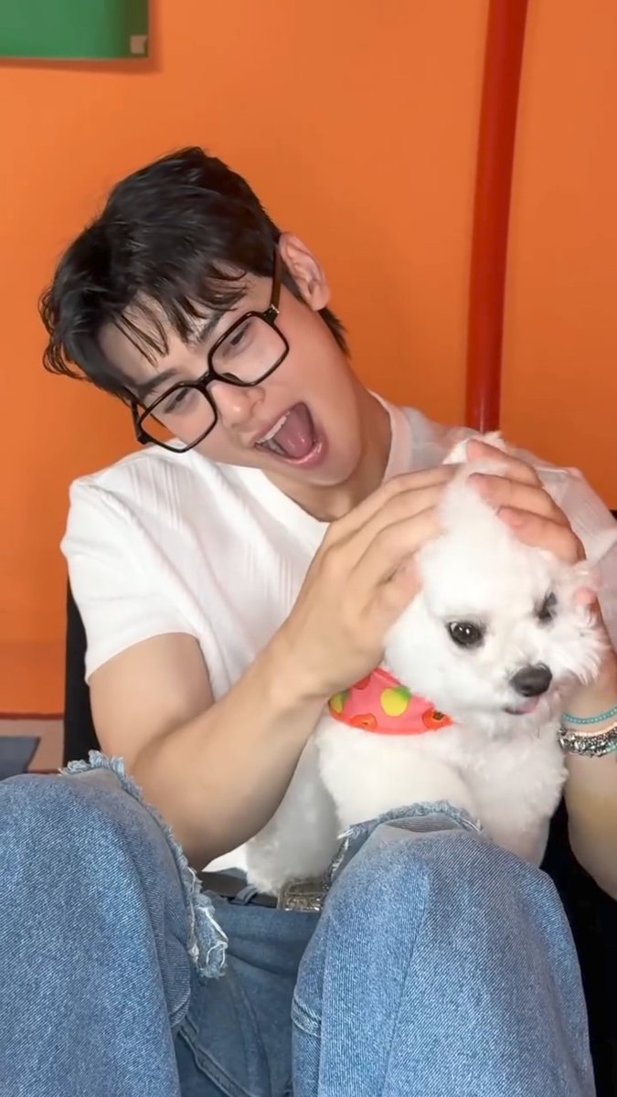 heaveunwoo's tweet photo. girl are u ok 😭 https://t.co/Pqc0r5g9Wy