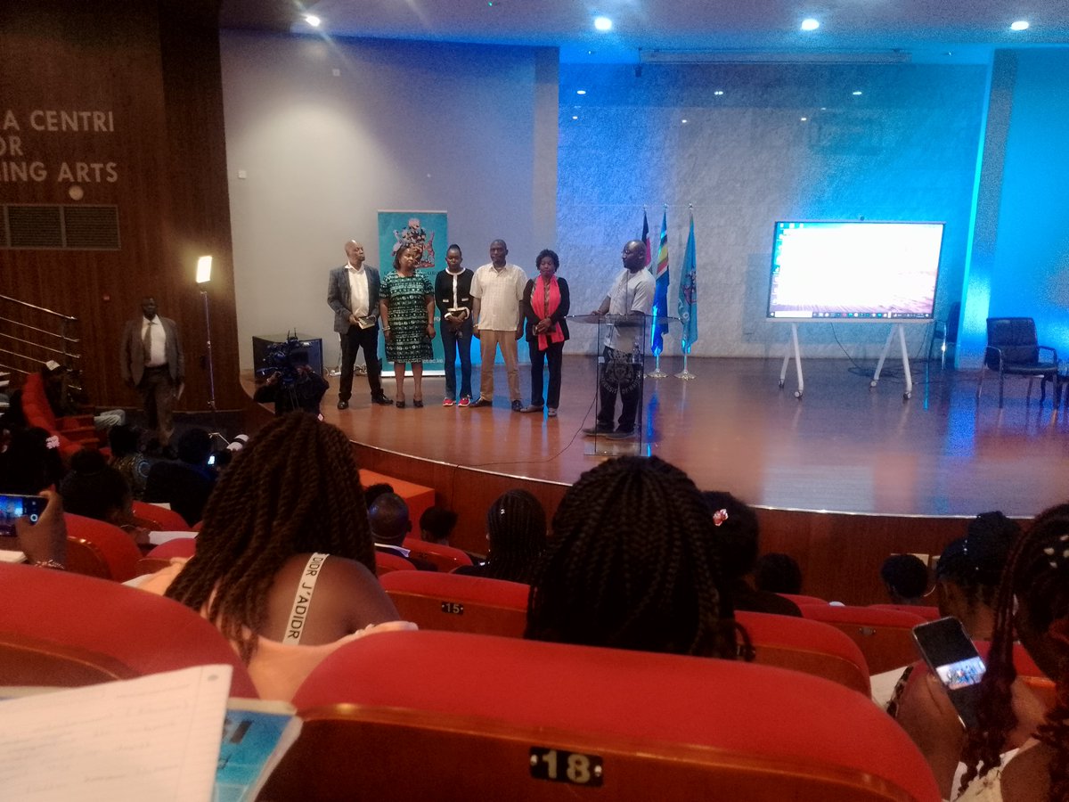 keziahgitau03's tweet photo. Dr Frederick Ogutu introducing membrers  of the department of journalism at The University of Nairobi

#WeareUoN #TrueJournalism #WorldwideJournalism https://t.co/y8hF8fNikQ