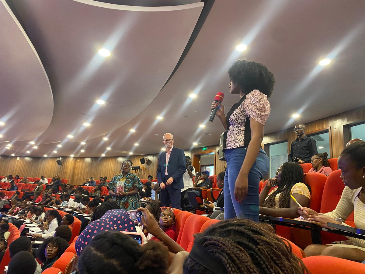 Steph4dAys's tweet photo. A student raises a key concern about journalism today, and the guest offers an insightful response. So much to learn from this interaction. 
@uonbi
#WeareUoN
#TrueJurnalism
#WorldwideJournalism https://t.co/BnhjSysmYe